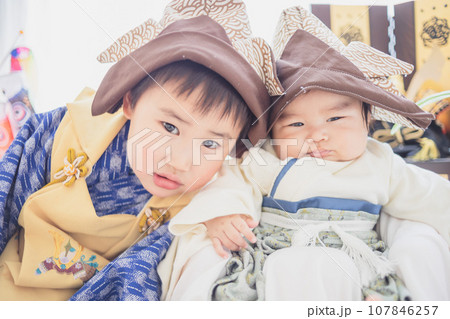 子どもの日のお祝いをする兄弟 107846257