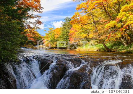 紅葉の渓谷と滝2 107846381