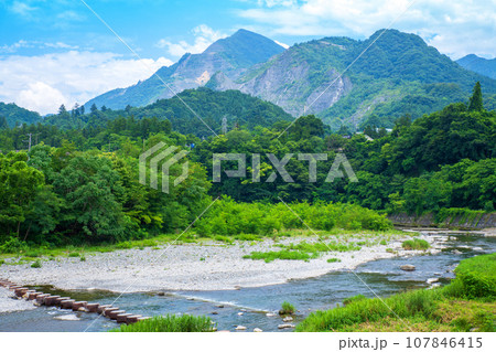 荒川と武甲山　荒川総合運動公園付近からの風景　秩父市　 107846415