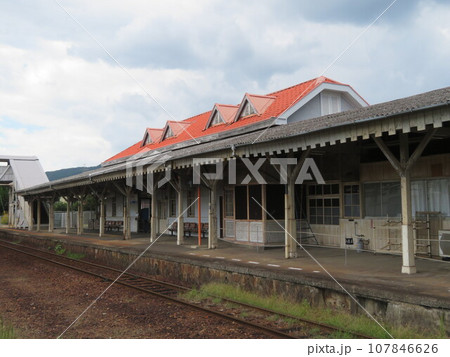 駅のホームから見た西岩国駅舎 駅のホームから見た西岩国駅舎 107846626
