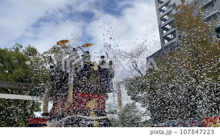 挙母祭り舞う紙吹雪 107847223