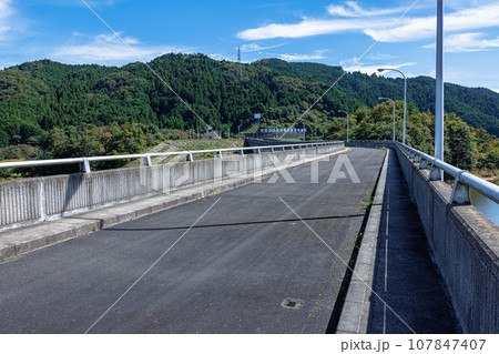 2023秋奈良市の水がめ布目ダムの上にある道路から見た景色② 2023秋奈良市の水がめ布目ダムの上にある道路から見た景色② 107847407