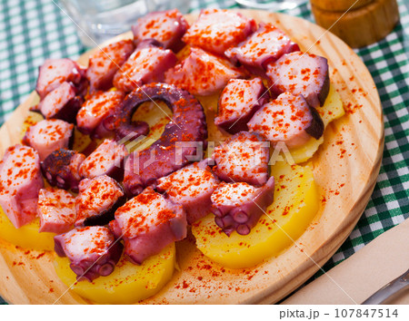 Pulpo a la gallega Pulpo a la gallega 107847514