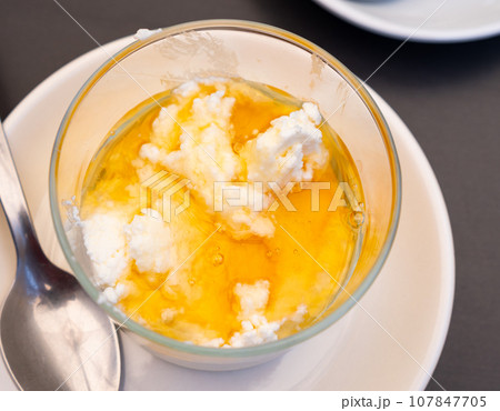 Mato with honey served with teaspoon 107847705