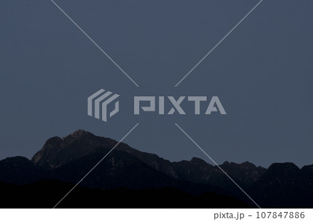 北杜市長坂町、明け行く南アルプス甲斐駒ケ岳 107847886
