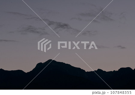 北杜市長坂町、朝日が頂を赤く染める南アルプス甲斐駒ケ岳 107848355