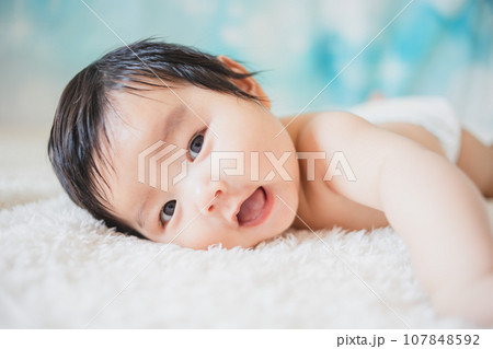 うつぶせの赤ちゃん 107848592