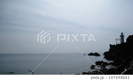 穏やかな日本海と岬に立つ灯台 107848681