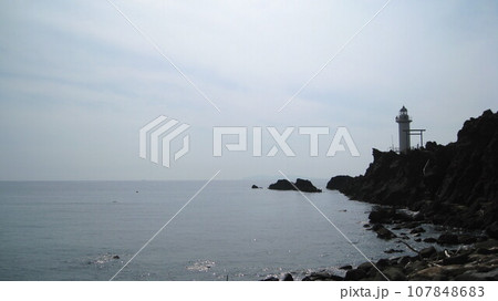 穏やかな日本海と岬に立つ灯台 穏やかな日本海と岬に立つ灯台 107848683