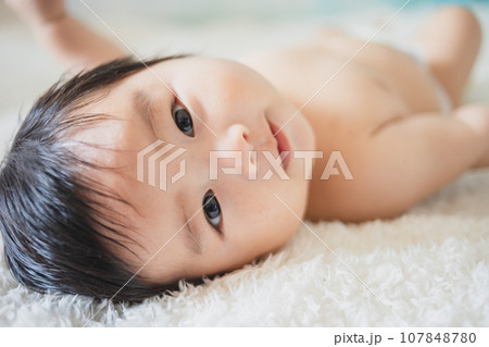 お昼寝する赤ちゃん お昼寝する赤ちゃん 107848780