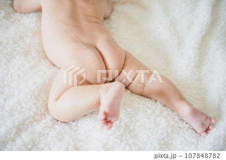 赤ちゃんのかわいいお尻 107848782