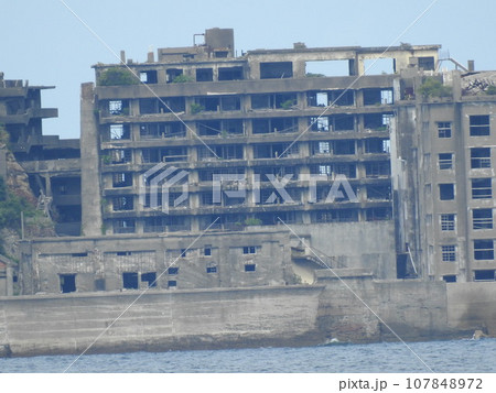 軍艦島のアップ 遠方の軍艦島 国内遺産 軍艦島のアップ 遠方の軍艦島 国内遺産 107848972