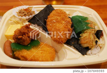 揚げ物と海苔・卵・鮭・魚フライのお弁当 揚げ物と海苔・卵・鮭・魚フライのお弁当 107849393