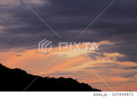 仁科港の美しい夕陽 107849872