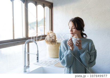 コーヒーを飲むセーターの女性 コーヒーを飲むセーターの女性 107849977