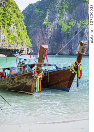 Maya bay Phi Phi Leh island, Krabi Thailand Maya bay Phi Phi Leh island, Krabi Thailand 107850038