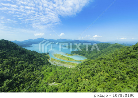 台湾・ロープウェイから眺める日月潭と周辺の山々 / Sun Moon Lake, Taiwan 107850190