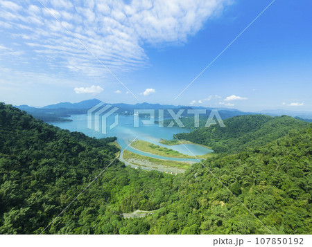 台湾・ロープウェイから眺める日月潭と周辺の山々 / Sun Moon Lake, Taiwan 107850192