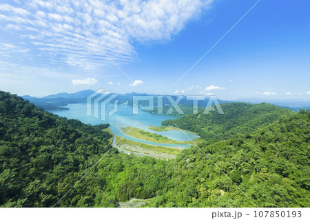 台湾・ロープウェイから眺める日月潭と周辺の山々 / Sun Moon Lake, Taiwan 107850193