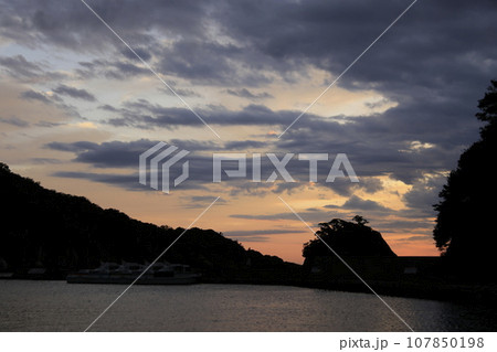 仁科港の美しい夕焼け 仁科港の美しい夕焼け 107850198