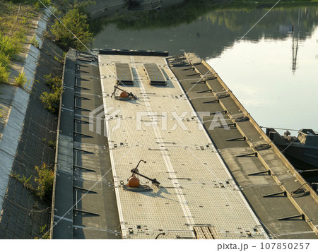河川で渡河訓練中の92式浮橋 107850257