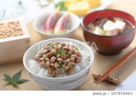 納豆 和食といえば納豆ご飯( 日本食 朝ごはん イメージ )栄養満点の大豆を使った日本の伝統料理 な 納豆 和食といえば納豆ご飯( 日本食 朝ごはん イメージ )栄養満点の大豆を使った日本の伝統料理 な 107850463