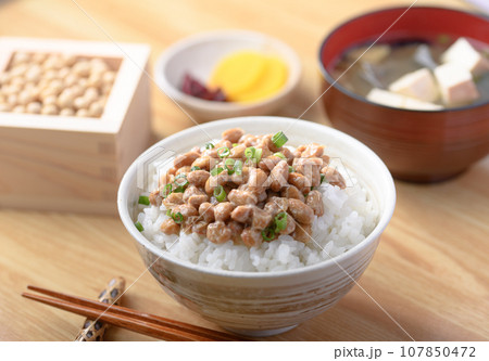 納豆 和食といえば納豆ご飯( 日本食 朝ごはん イメージ )栄養満点の大豆を使った日本の伝統料理 な 納豆 和食といえば納豆ご飯( 日本食 朝ごはん イメージ )栄養満点の大豆を使った日本の伝統料理 な 107850472