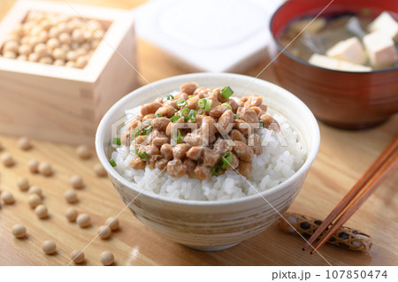 納豆 和食といえば納豆ご飯（ 日本食 朝ごはん イメージ ）栄養満点の大豆を使った日本の伝統料理 な 107850474