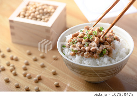 納豆 和食といえば納豆ご飯( 日本食 朝ごはん イメージ )栄養満点の大豆を使った日本の伝統料理 な 納豆 和食といえば納豆ご飯( 日本食 朝ごはん イメージ )栄養満点の大豆を使った日本の伝統料理 な 107850478