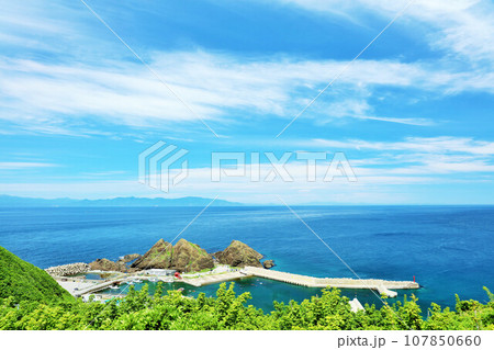 青森県　青空の龍飛埼 107850660