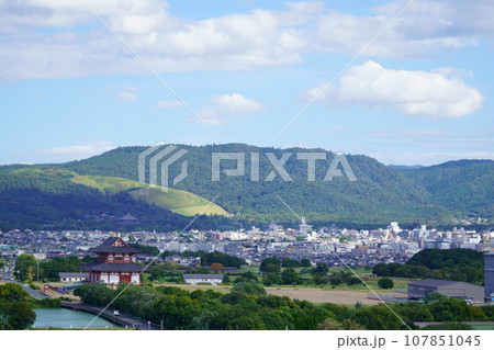 若草山と奈良の町並み 107851045