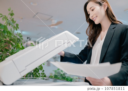 カラーコピーを取る若い女性 カラーコピーを取る若い女性 107851811