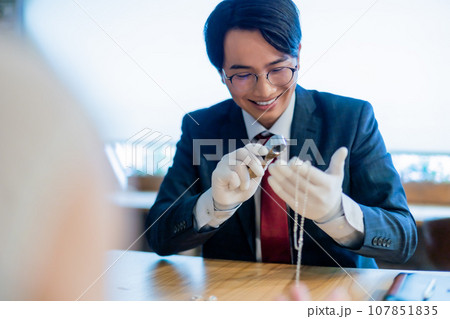 貴金属を査定をする買取専門業者　 107851835