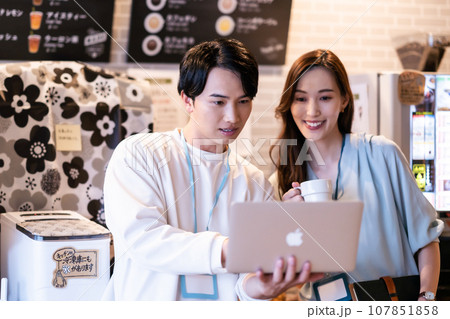 フリーアドレスで働く社員証を下げた社員 フリーアドレスで働く社員証を下げた社員 107851858