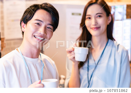 社員食堂で休憩をとる社員 社員食堂で休憩をとる社員 107851862