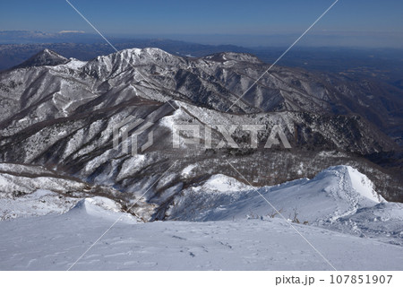 甲子旭岳山頂付近から北側、甲子山、大白森山方面を見る 甲子旭岳山頂付近から北側、甲子山、大白森山方面を見る 107851907