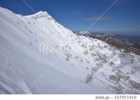 甲子旭岳南側尾根から山頂と東側斜面を見る 107851910