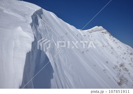 甲子旭岳南側尾根から山頂を見る 甲子旭岳南側尾根から山頂を見る 107851911