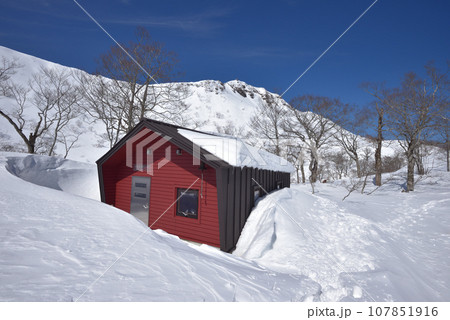 雪に埋もれる甲子旭岳坊主沼避難小屋 雪に埋もれる甲子旭岳坊主沼避難小屋 107851916