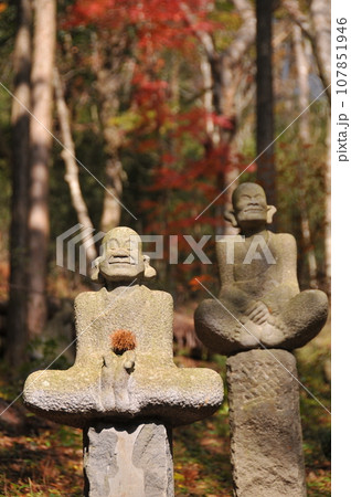 紅葉をバックにしたお地蔵さん 紅葉をバックにしたお地蔵さん 107851946