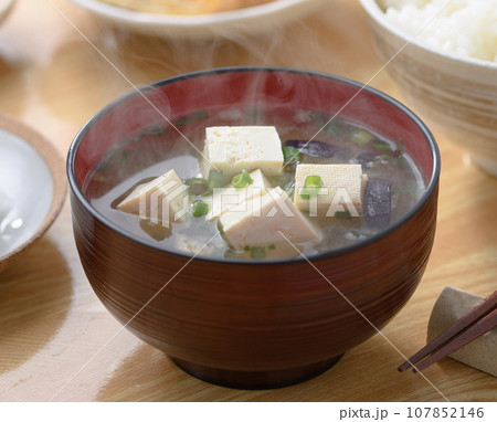 豆腐の入った味噌汁 日本食 和食の朝ごはん （朝食イメージ）みそ汁 豆腐 107852146