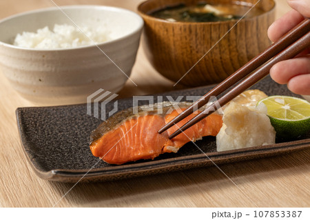 秋鮭の塩焼き 秋鮭の塩焼き 107853387