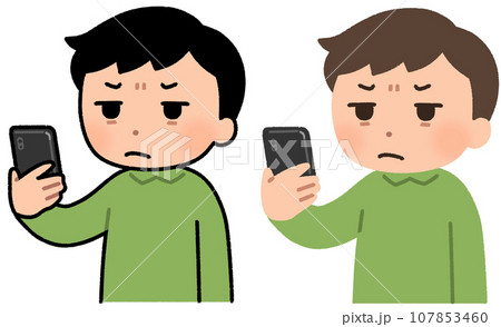 スマホ画面が見づらい男性 107853460