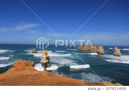 Great ocean road, Port Campbell National Park, Victoria, Australia 107853489