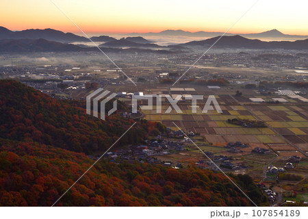 晩秋の大小山山頂南側小ピークから夜明け前の大小山山麓、三毳山、遠く筑波山方面を見る 晩秋の大小山山頂南側小ピークから夜明け前の大小山山麓、三毳山、遠く筑波山方面を見る 107854189
