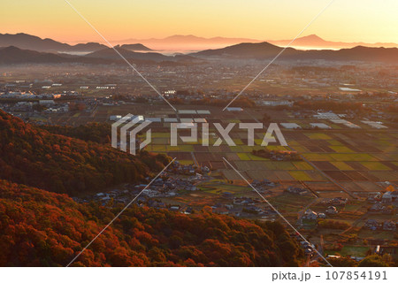 晩秋の大小山山頂南側小ピークから夜明けの大小山山麓、三毳山、遠く筑波山方面を見る 晩秋の大小山山頂南側小ピークから夜明けの大小山山麓、三毳山、遠く筑波山方面を見る 107854191