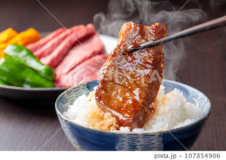 焼き肉と温かいご飯を一緒に食べるシーン 107854906