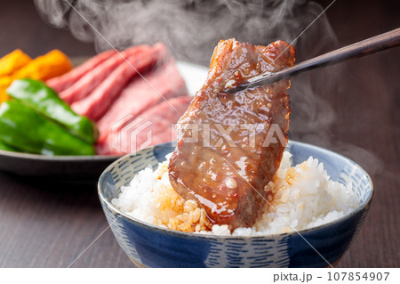 焼き肉と温かいご飯を一緒に食べるシーン 焼き肉と温かいご飯を一緒に食べるシーン 107854907