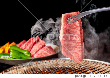 国産黒毛和牛肉を焼くシーン 国産黒毛和牛肉を焼くシーン 107854913