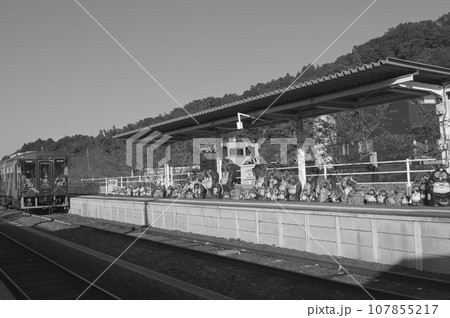 信楽駅のタヌキ人形と電車　白黒写真 107855217